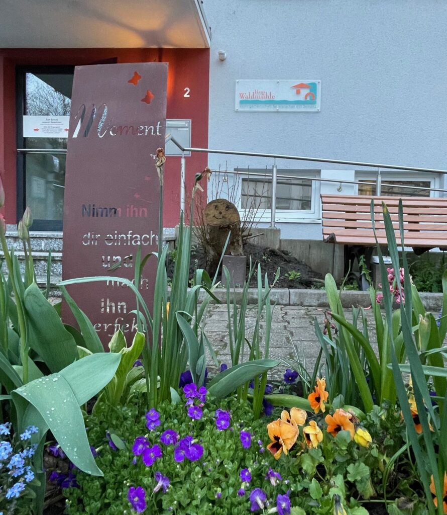 Eingang der Demenz-Wohngemeinschaft mit Blumen im Vordergrund