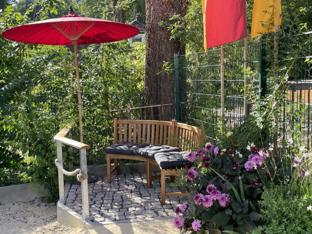 Sitzecke im Garten mit Sonnenschirm