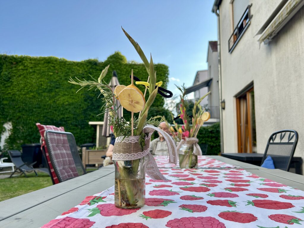 Blick über den Tisch in den Garten der WG